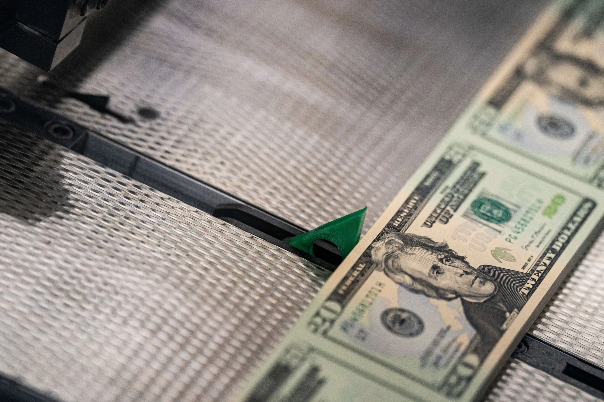 Dollar Set for First Weekly Drop in Five Weeks as AI Jitters Cut Yields6th