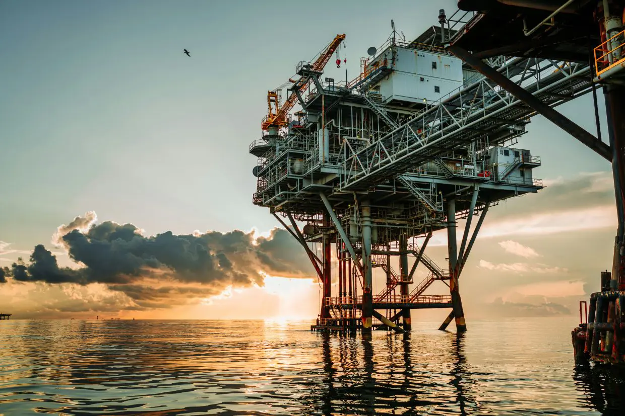 Oil Heads for Weekly Gain as Brent Holds Above $105 on Supply Risks