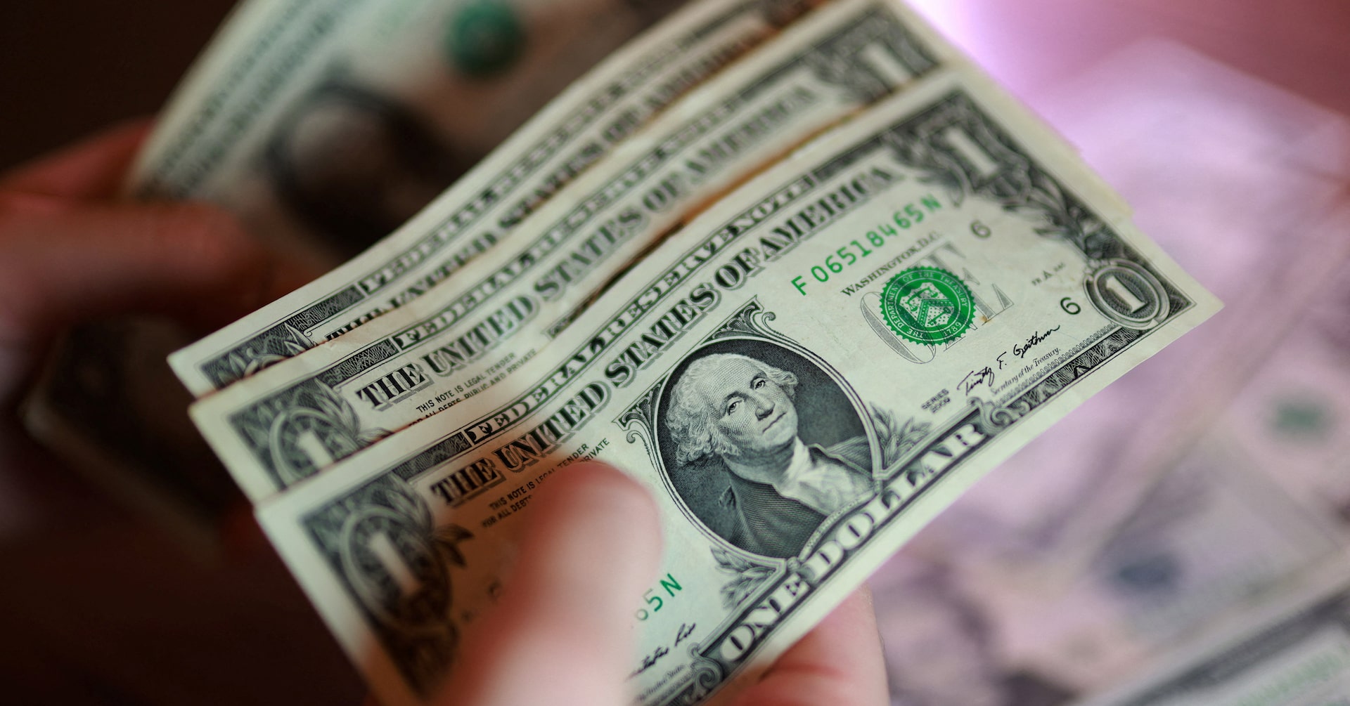 Dollar Retreats From Monthly Highs as AI Credit Fears Lift Treasury Bids